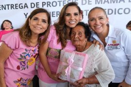 Entrega Mara Lezama prótesis de mama y brasieres ortopédicos a mujeres sobrevivientes de cáncer en Bacalar