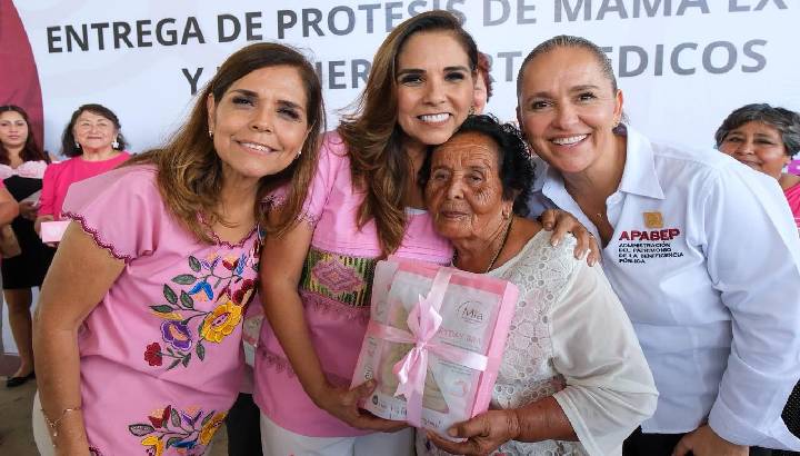 Entrega Mara Lezama prótesis de mama y brasieres ortopédicos a mujeres sobrevivientes de cáncer en Bacalar