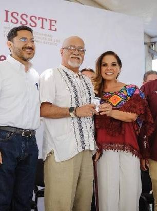 Mara Lezama y Martí Batres entregan credenciales permanentes del ISSSTE a jubilados y pensionados en Playa del Carmen