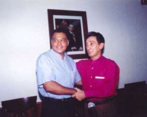 Joaquín Hendricks Díaz y Mario Villanueva Madrid, durante el acto de entrega-recepción del gobierno quintanarroense, hace seis años FOTO Javier Chávez