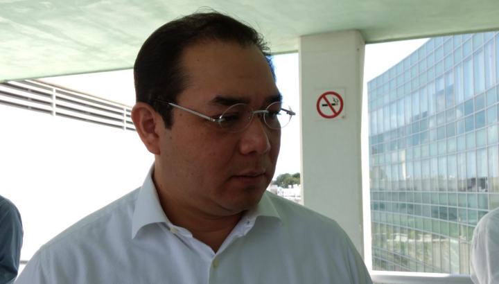 Estudiantes de la UQRoo doblan al Rector