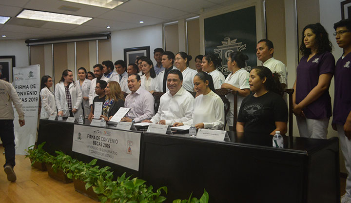 Congreso apoya con becas a estudiantes de la UQROO