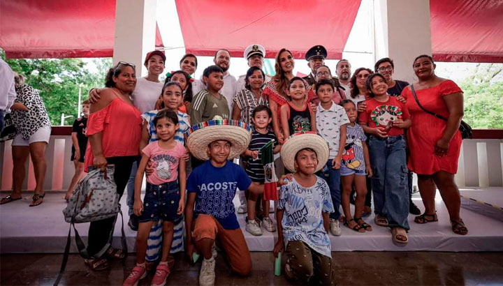Yensunni Martínez acompaña a Mara Lezama y las familias othonenses en estos festejos patrios