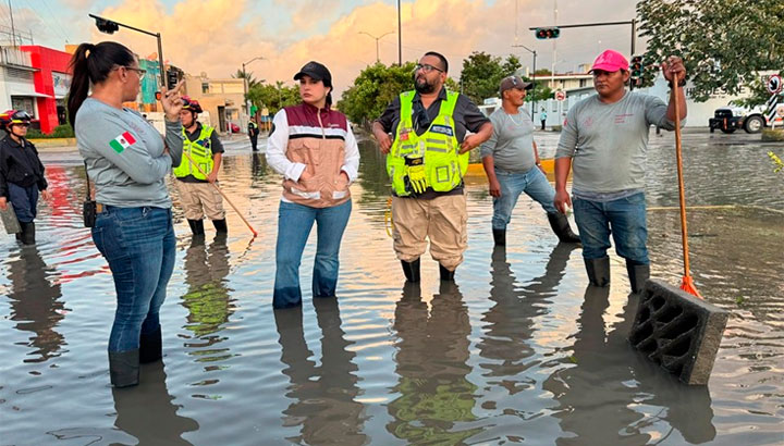 Estefanía Mercado atiende las zonas afectadas de Villas del Sol tras el paso de “Sara”