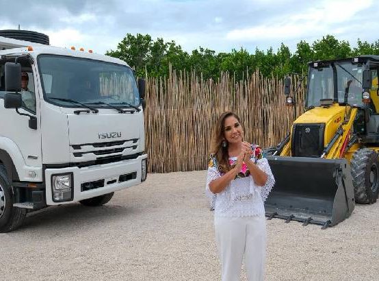 Mahahual recibe de Mara Lezama nuevo equipo para reforzar la limpieza de sargazo