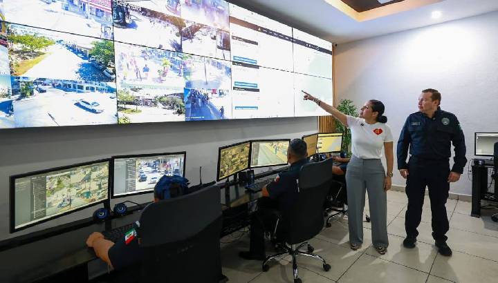 Estefanía Mercado supervisa en C4 uso de bodycams para fortalecer la vigilancia policial en Playa del Carmen