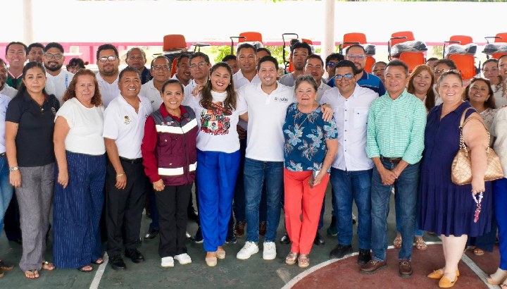 Renán Sánchez Tajonar y Elda Xix Eúan realizan gira para entrega de equipamiento educativo en escuelas de Cozumel