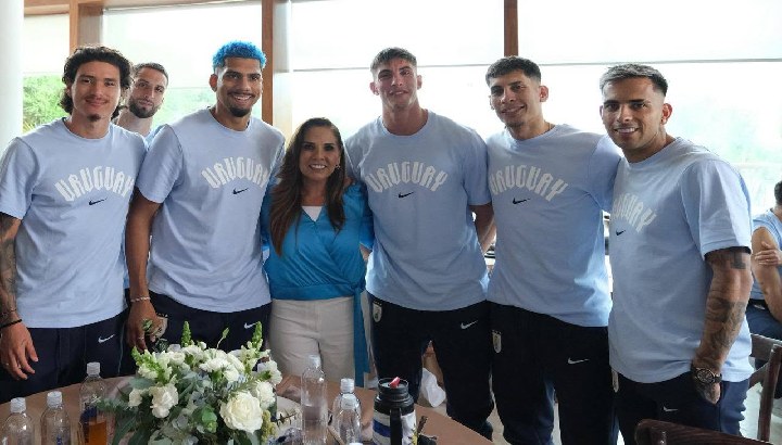 Mara Lezama da la bienvenida a la selección de Uruguay en su campamento mundialista en la Riviera Maya