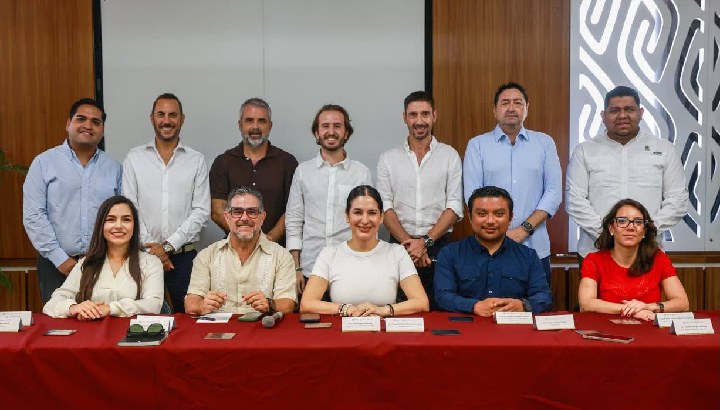 Estefanía Mercado cierra filas con empresarios y hoteleros para hacer frente al sargazo en Playa del Carmen