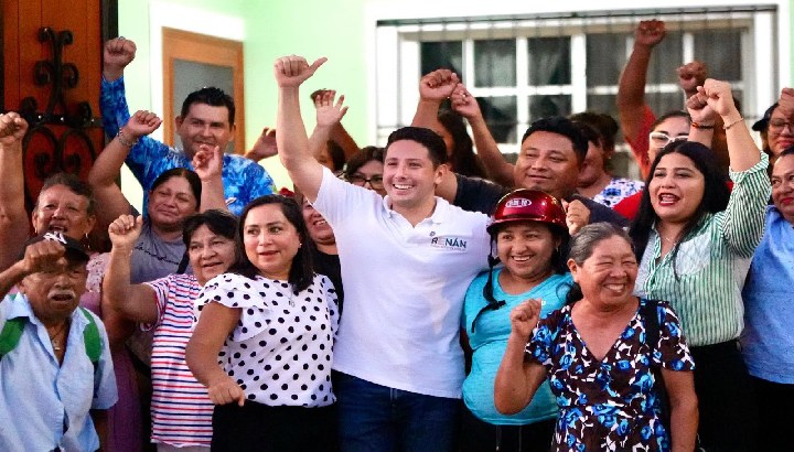 Renán Sánchez Tajonar escucha y atiende a vecinos de Cozumel