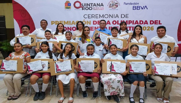 Premia Mara Lezama a estudiantes ganadores de la Olimpiada del Conocimiento Infantil 2026