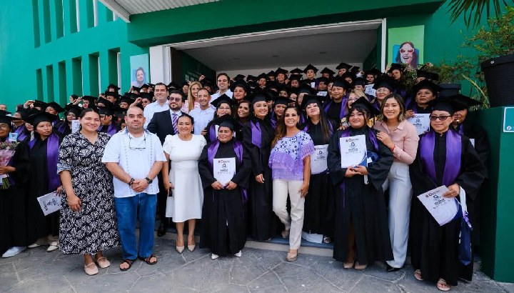Entrega Mara Lezama 181 certificados a mujeres que concluyeron sus estudios