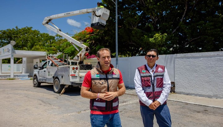 Dan mantenimiento al alumbrado público de la colonia Maya Paax de Tulum