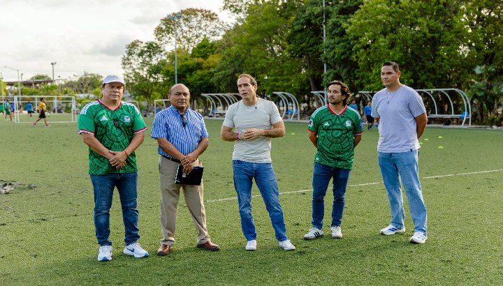 Rehabilitará Diego Castañón la cancha de futbol de la unidad deportiva