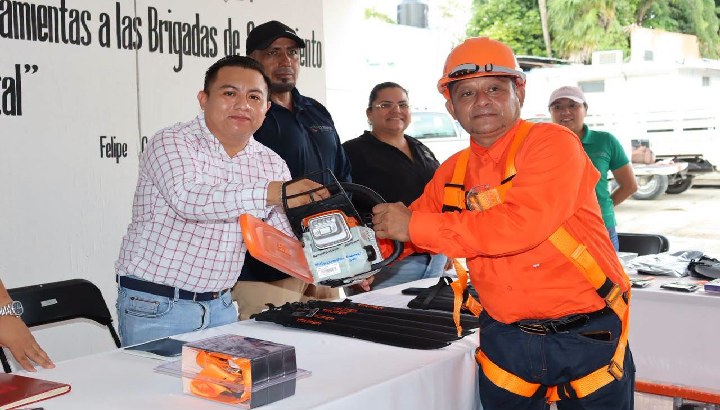 Refuerzan con equipo y herramientas a brigadas de saneamiento forestal en Felipe Carrillo Puerto