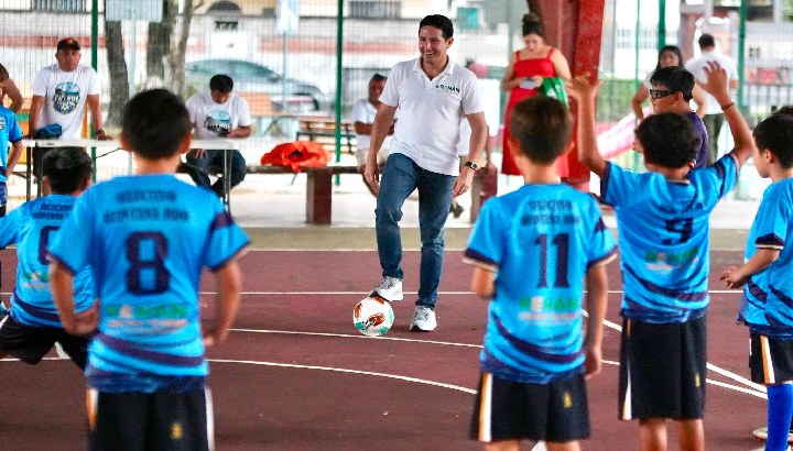 Renán Sánchez Tajonar entrega uniformes al Selectivo Municipal Sub-10 de futbol de Cozumel