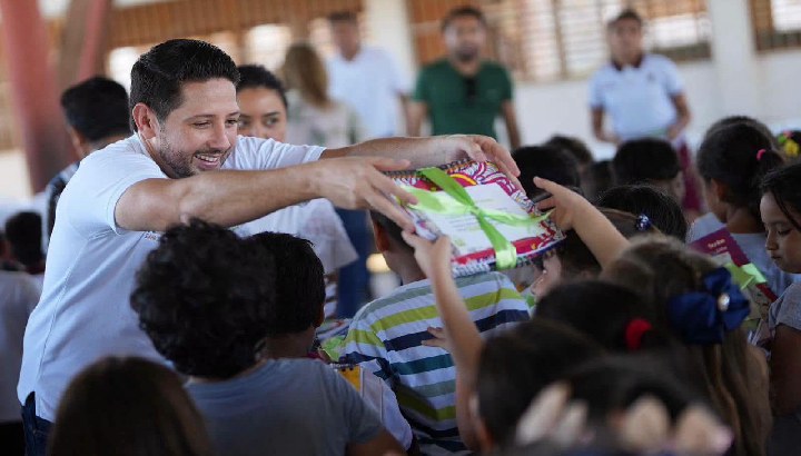 Renán Sánchez Tajonar lanza programa de entrega de kits de libretas para estudiantes cozumeleños