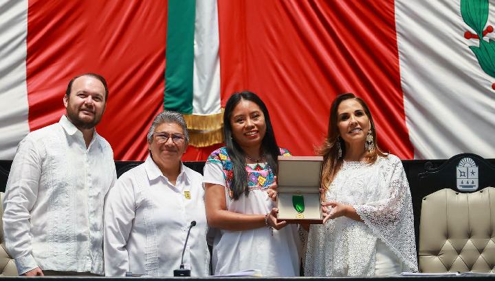 Entregan medalla al mérito Mujer Indígena Maya “María Petrona Uicab” a Deira Jiménez Balam