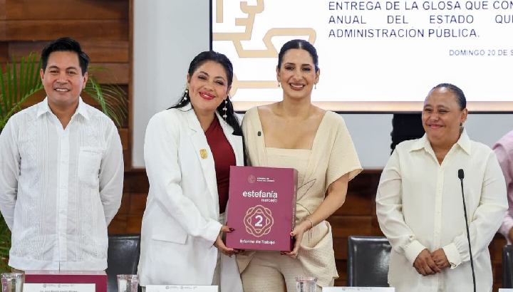Estefanía Mercado entrega la glosa de su Segundo Informe de Gobierno