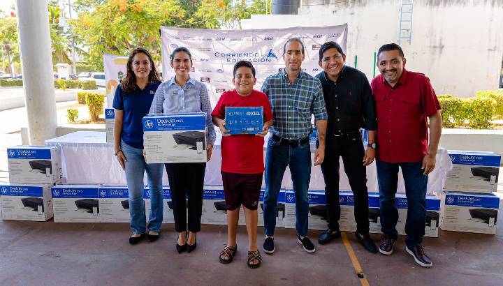 Fortalecen a estudiantes de Tulum con equipo digital, bicicletas y becas