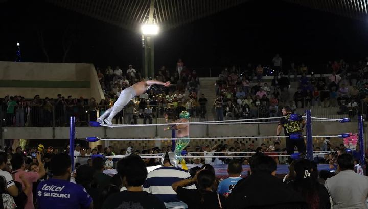 Entre vuelos, llaves y emoción, la lucha libre conquistó la Expofer Chetumal 2026
