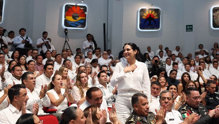 Estefanía Mercado acompaña a Mara Lezama en el 52 aniversario de Quintana Roo