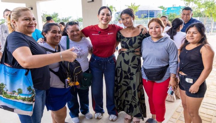 Estefanía Mercado acompaña entrega de máquinas de coser del programa FARO del Bienestar en Playa del Carmen