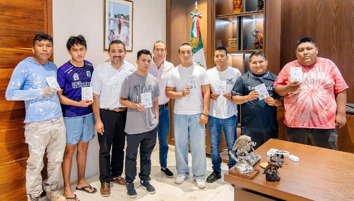 Tulum impulsa el cumplimiento ciudadano con la entrega de cartillas militares